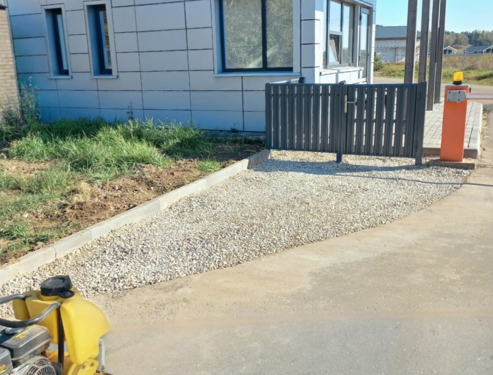 Завершены работы по укладке гравия возле КПП в «Швейцарской долине»