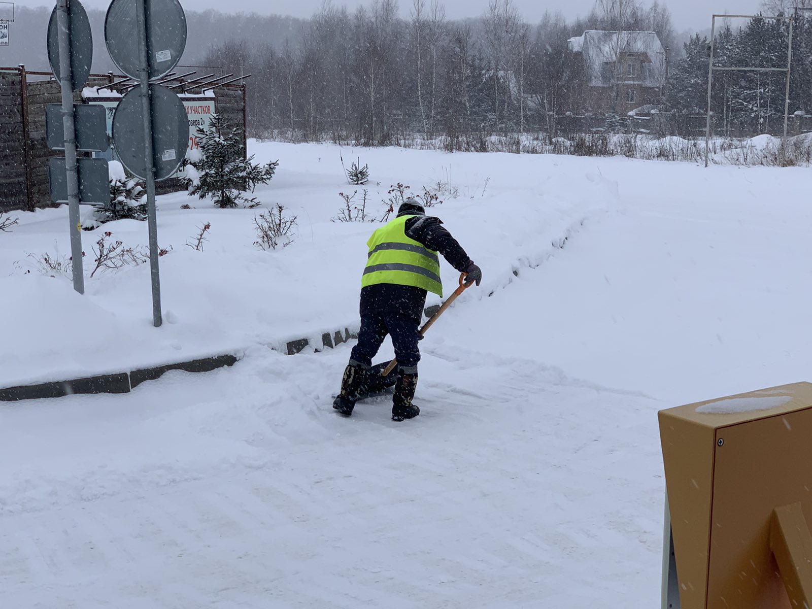 Выполнена уборка снега в коттеджных посёлках